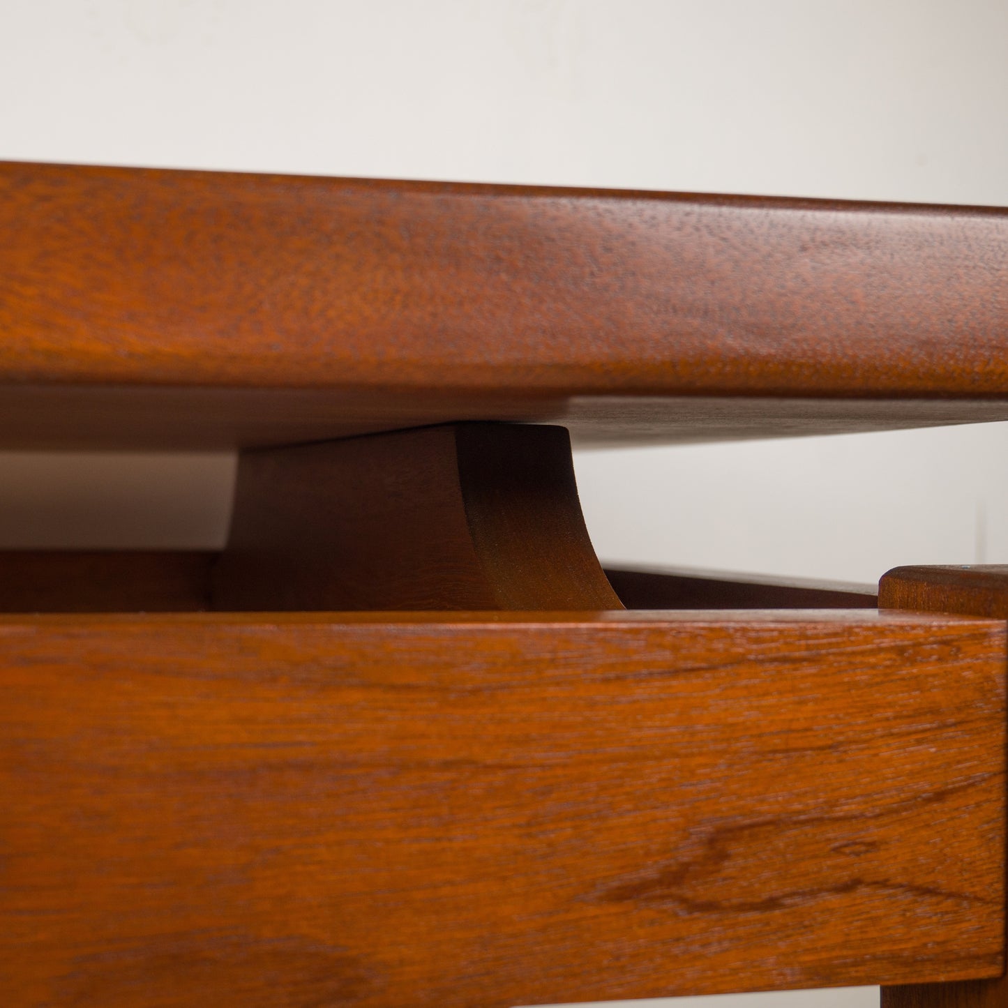 Mid-Century Solid Mahogany Coffee Table – Vintage Retro Living Room Furniture