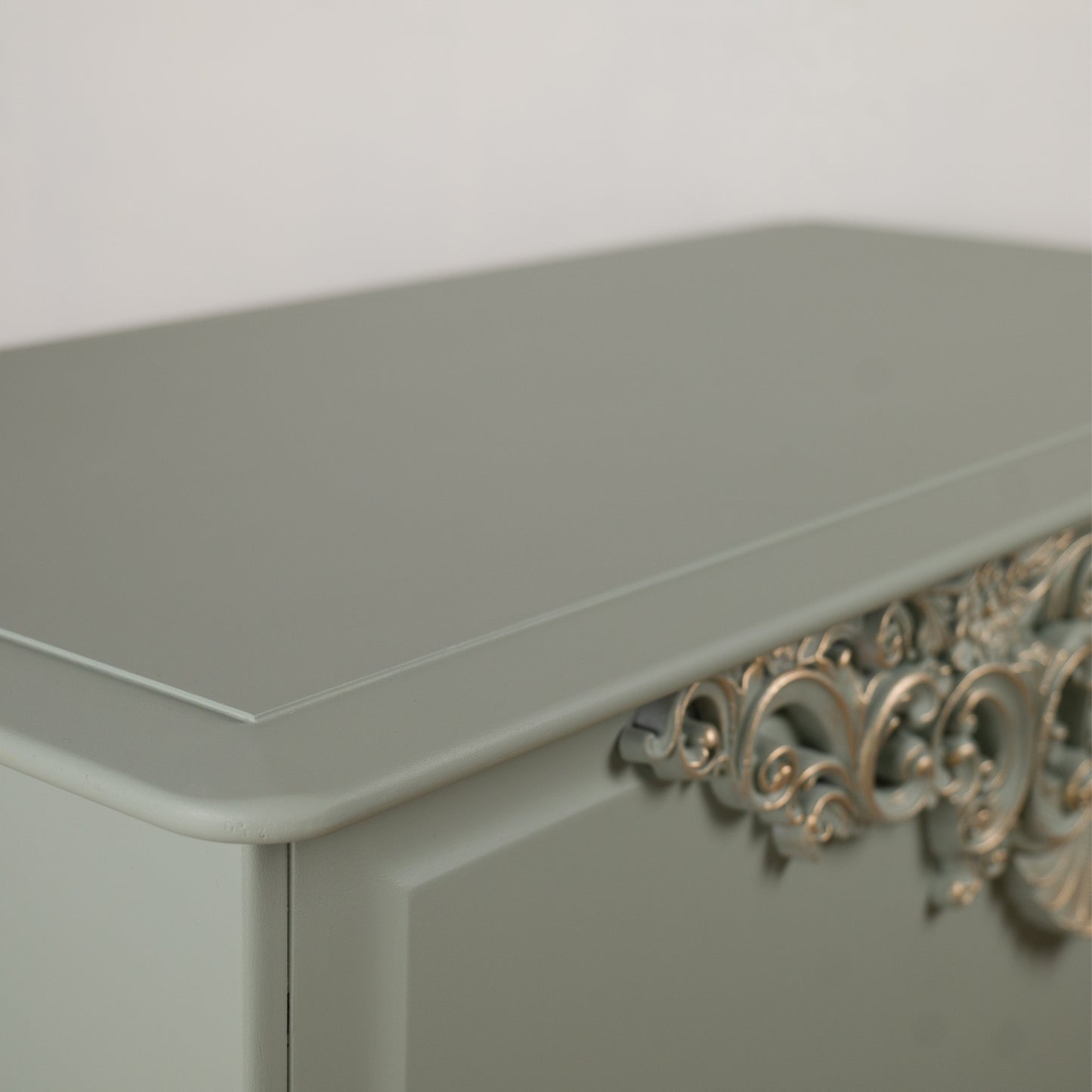 Upcycled Stag Minstrel Blanket Box – Oxford Fog, WoodUbend Carving & Pale Gold Accents